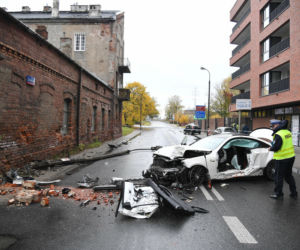 Pościg na Pradze, sportowy mercedes kompletnie rozbity. Trzy osoby trafiły do szpitala