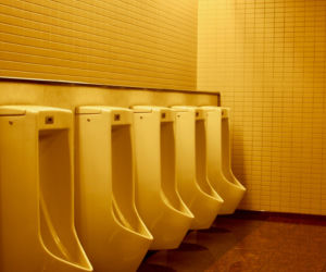 Zbiorowy gwałt w centrum handlowym w Paryżu. Ofiarą padła 13-latka