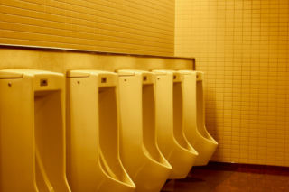 Zbiorowy gwałt. Ofiarą padła 13-latka. Oprawcy zaciągnęli ją do toalety