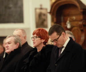 Jarosław Kaczyński na mszy świętej w intencji matki Jadwigi Kaczyńskiej