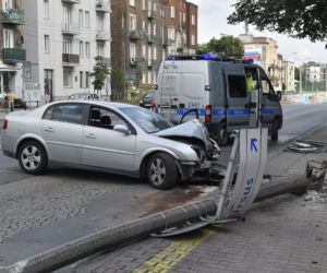 Opel uderzył w latarnię. Kierowcę wyciągali strażacy