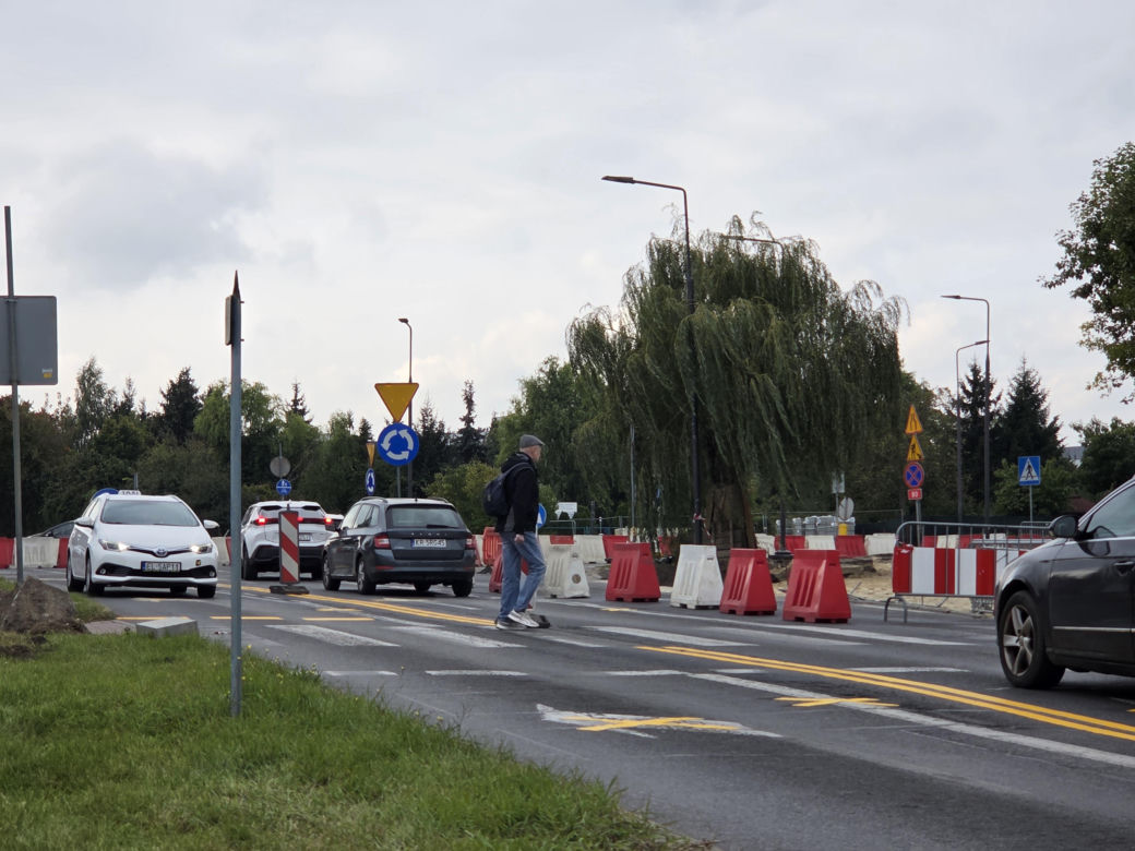 Tak się teraz jeździ na osiedlu Leśnym. Utrudnienia dla kierowców i pasażerów!