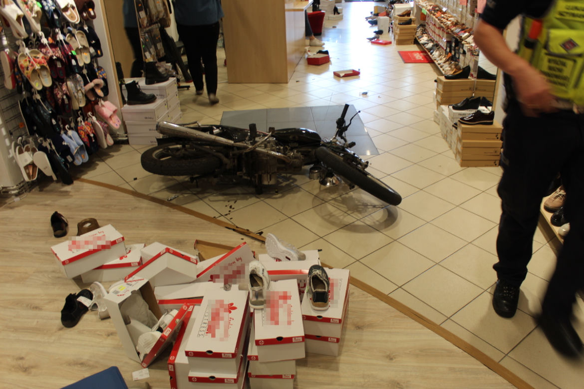 Niecodzienny wypadek w Grudziądzu. Wjechał motorowerem... do sklepu z butami!