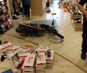 Niecodzienny wypadek w Grudziądzu. Wjechał motorowerem... do sklepu z butami!