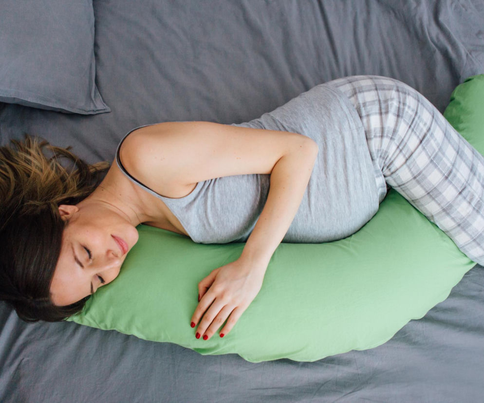 Jak spać w zaawansowanej ciąży? Bezpieczne pozycje i zasady