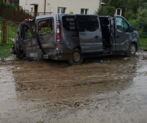 Tragiczny wypadek w powiecie zamojskim. Kierowca busa zginął po zderzeniu z TIR-em
