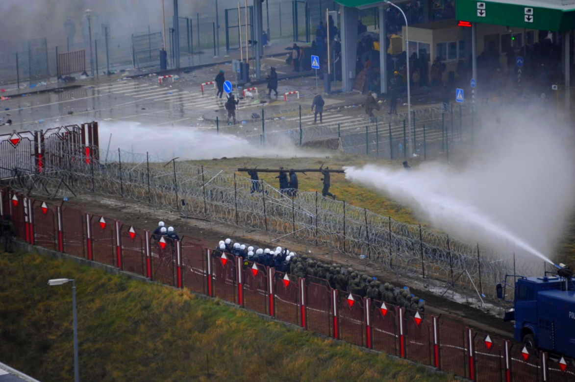 Kuźnica. Szturm migrantów na przejście graniczne [16.11.2021]