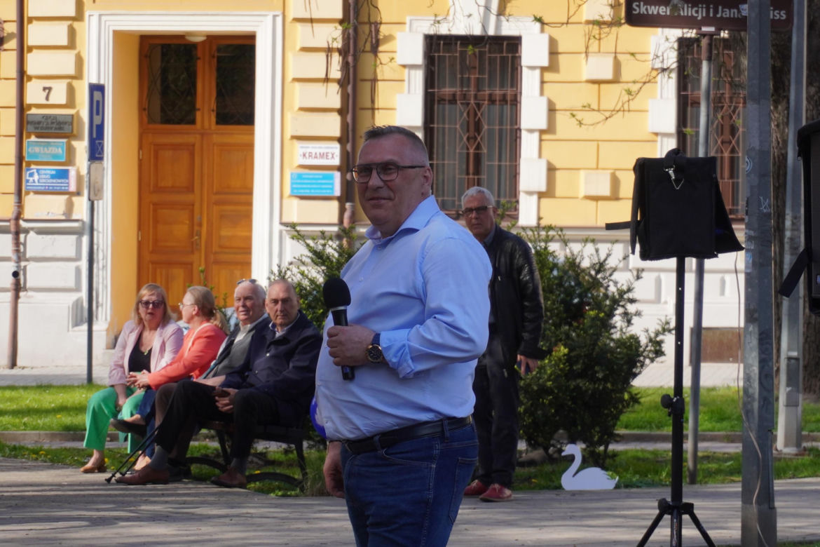 Henryk Łabędź spotkał się z mieszkańcami Tarnowa na skwerze Alicji i Jana Preiss
