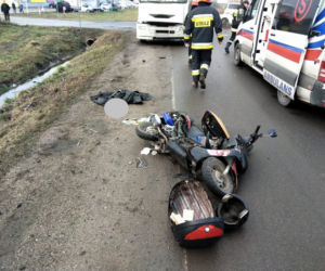 Augustów. Tragiczny wypadek. Skuter wjechał pod ciężarówkę. Mężczyzna nie żyje