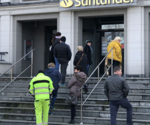 Kalisz w obliczu koronawirusa: opustoszałe sklepy, kolejki przed bankami, mieszkańcy zdystansowani