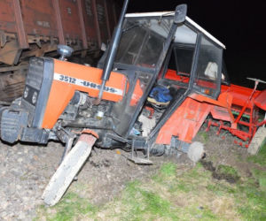 Traktor nie miał szans w starciu z lokomotywą