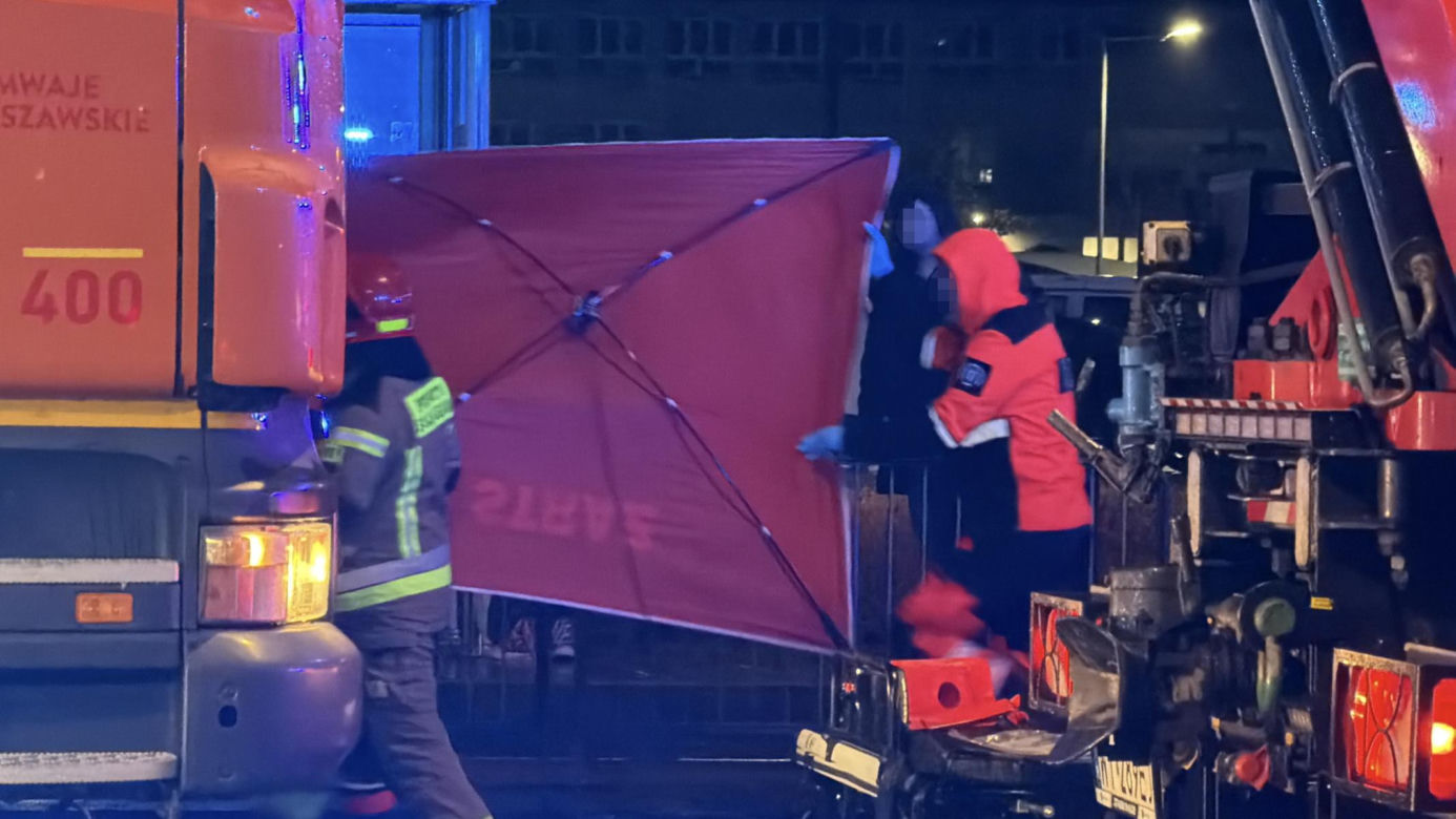40-letnia rowerzystka wciągnięta pod pędzący tramwaj. „Liczne obrażenia ciała”