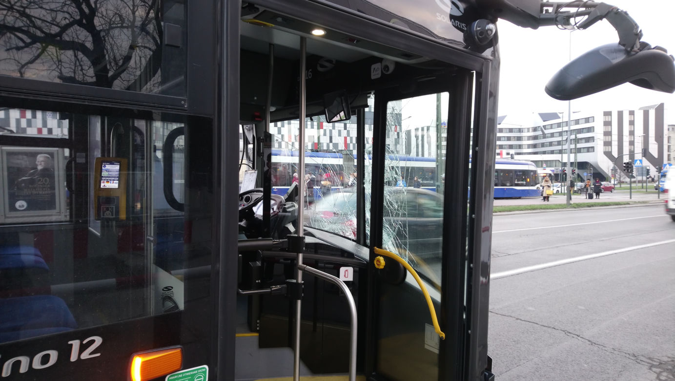 Kraków: Poważny wypadek na rondzie Grunwaldzkim. Karetka zderzyła się z autobusem