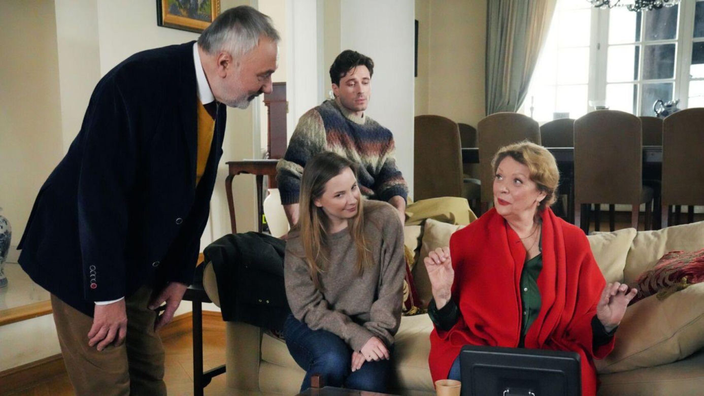 Barwy szczęścia odc. 3173. Sofia (Valeria Gouliaeva), Józefina (Elżbieta Jarosik), Andrzej Zastoja-Modelski (Leon Charewicz), Cezary Rawicz (Marcel Opaliński)