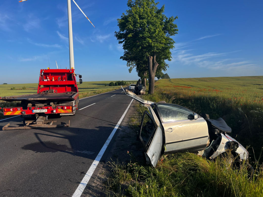 19-latek zginął w potwornym wypadku. Volkswagen pękł na dwie części. "Koszmarny widok"