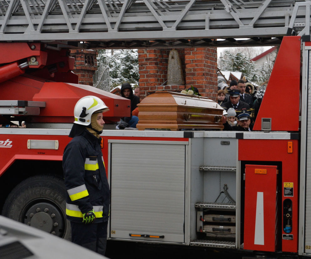 Tłumy na pogrzebie Eweliny, która zginęła jadąc na akcję ze strażakami