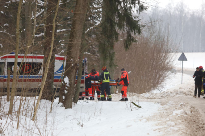Poważny wypadek na Warmii i Mazurach. Lód paraliżuje region