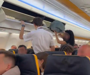 Awantura na pokładzie samolotu! Film z Polkami wywołał burzę. Panna młoda i jej koleżanki wyprowadzone z pokładu