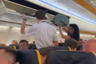 Awantura na pokładzie samolotu! Film z Polkami wywołał burzę. Panna młoda i jej koleżanki wyprowadzone z pokładu