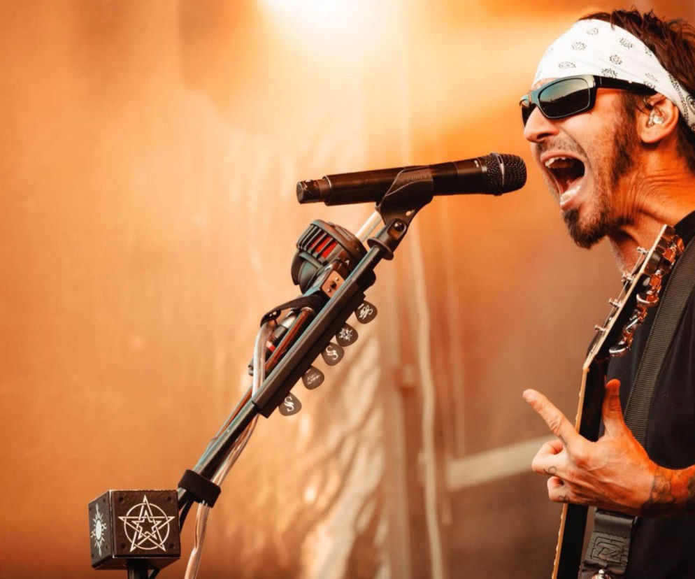 Sully Erna z Godsmack śpiewa do mikrofonu i gra na gitarze. O nowym albumie zespołu przeczytasz na EskaRock.