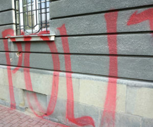 Tarnów. Siedziba urzędu miasta ZDEWASTOWANA. Ktoś namalował napis: politycy to k****