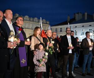 Marsz milczenia w Jarosławiu po ataku na księdza. Mieszkańcy w żałobie