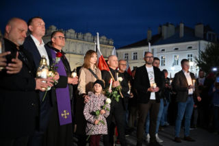 Marsz milczenia w Jarosławiu po ataku na księdza. Mieszkańcy w żałobie