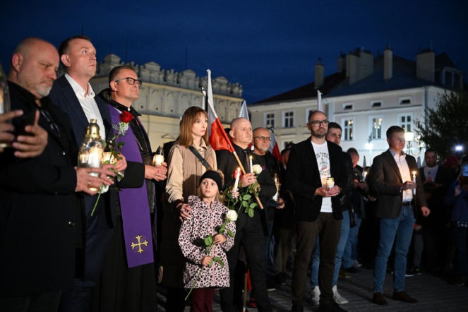 Marsz milczenia w Jarosławiu po ataku na księdza. Mieszkańcy w żałobie