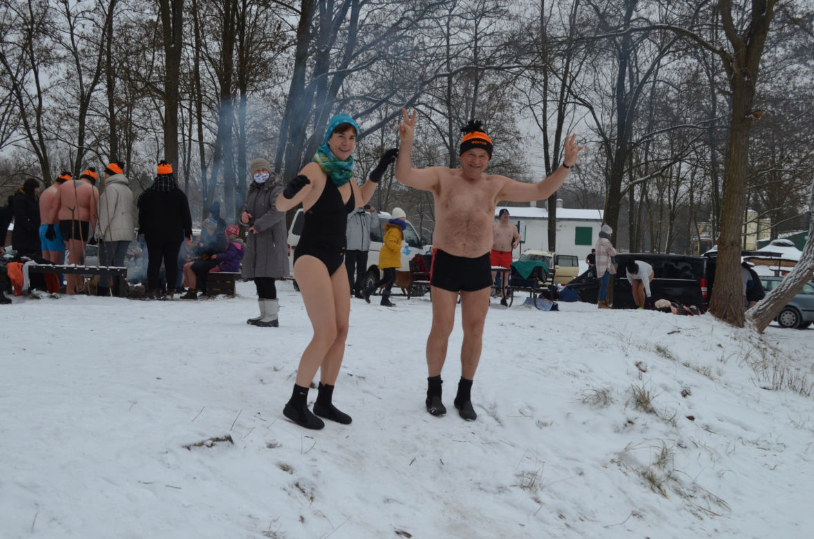 Morsowanie nasz nowy zimowy sport narodowy. Dziś na PIACHACH ponad setka morsów