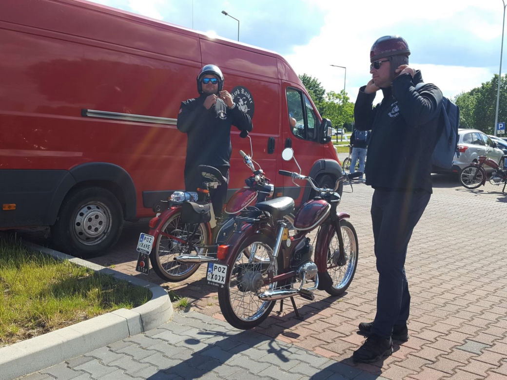 Fani starych polskich motorowerów z Bzyk Raider ze Swarzędza zrobili sobie postój w Lesznie