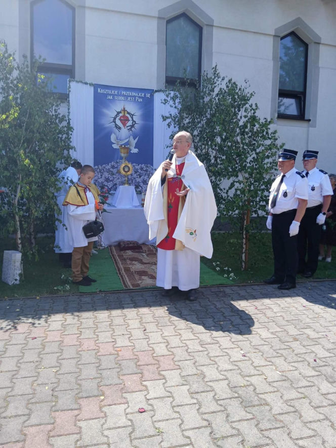 Proboszcz apeluje do wiernych, by w upały zostali w domach. „To nie jest grzech”