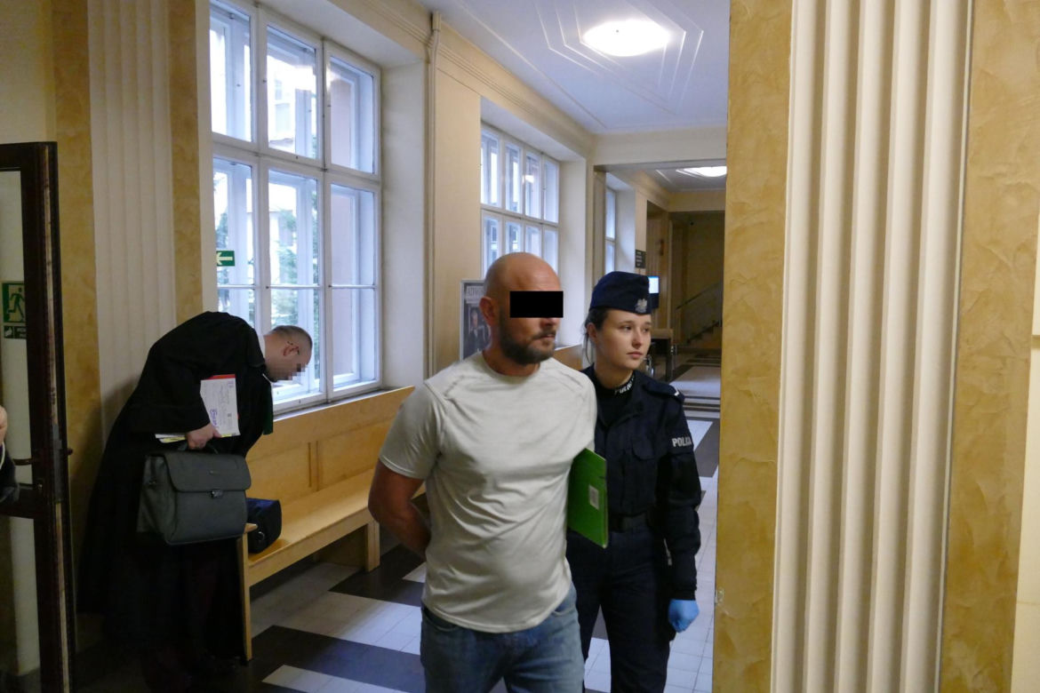 Chciał spalić żonę, bo od niego odeszła. Sekundy dzieliły ją od śmierci