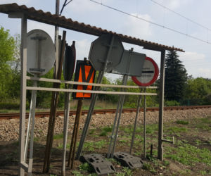 Żółte naklejki na przejazdach kolejowych