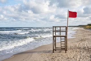 Sinice Kołobrzeg. Czy w Kołobrzegu można się kąpać 11.08? Flaga, warunki pogodowe