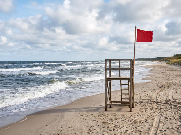 Sinice Kołobrzeg. Czy w Kołobrzegu można się kąpać 11.08? Flaga, warunki pogodowe