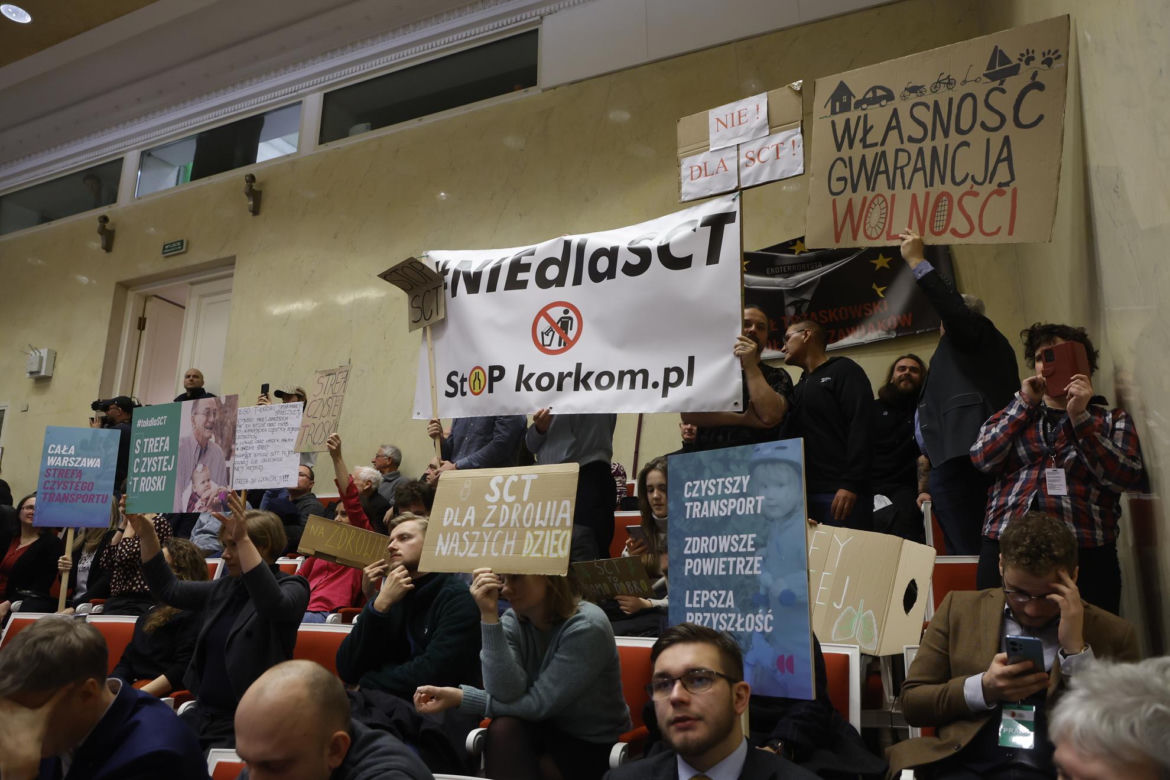 Awantura na sesji rady Warszawy o Strefę Czystego Transportu 