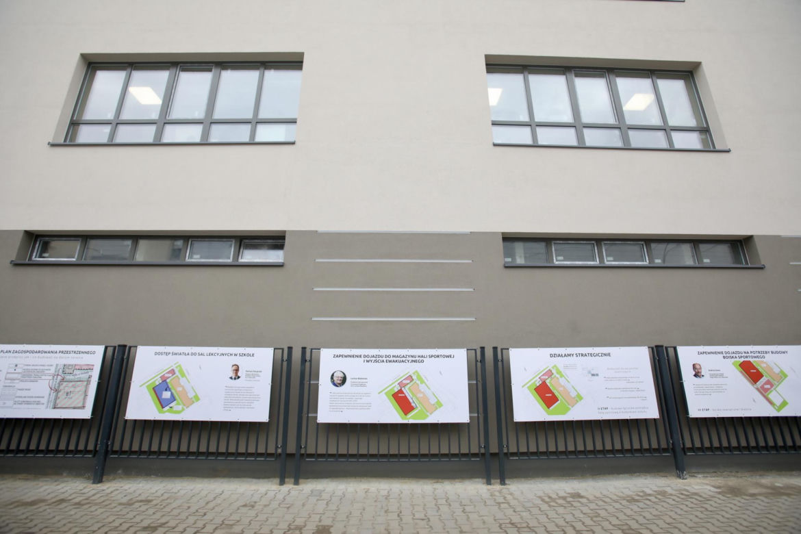 Absurdalny płot na Pradze zamienił się w wystawę