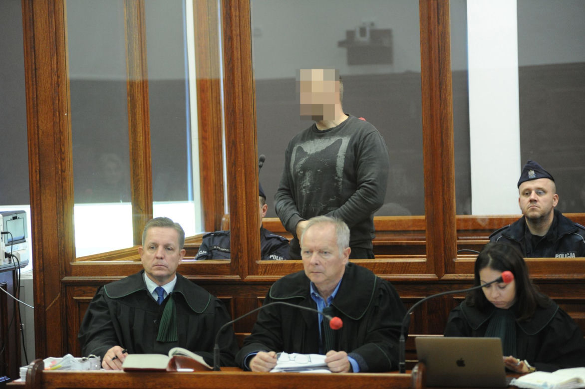 Mieli zlecić zabójstwo policjanta? Obaj stanęli przed sądem w Koszalinie. Co im grozi?