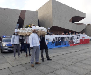 Protest branży gastronomicznej w Toruniu. Zanieśli trumnę pod pomnik Kopernika