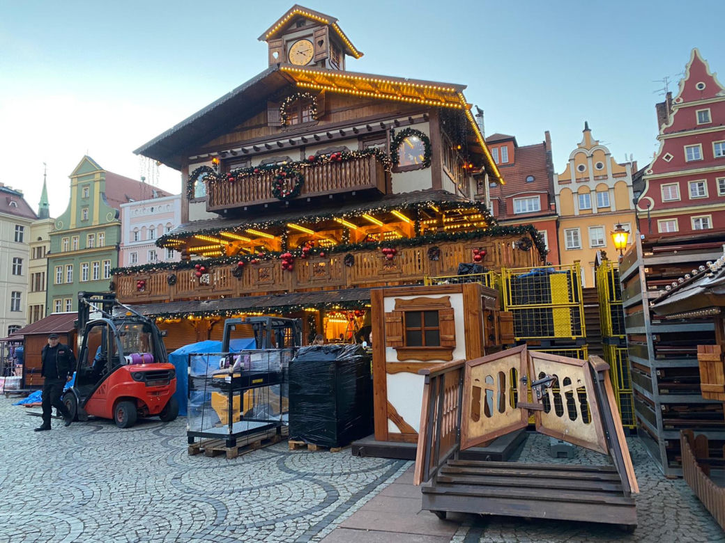 Choinka we Wrocławiu prawie gotowa. Zdania mieszkańców znowu podzielone [ZDJĘCIA]
