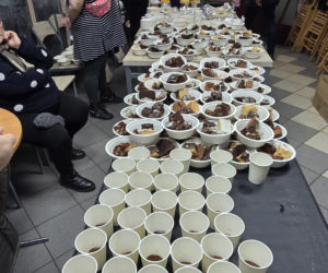 Wigilia w Coffee House Waryńskiego 19. Święty Mikołaj przyszedł do potrzebujących wsparcia