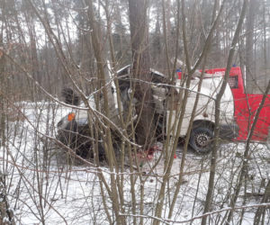 Śmiertelny wypadek w Lidzbarku. Bus uderzył w drzewo. Nie żyje młoda kobieta