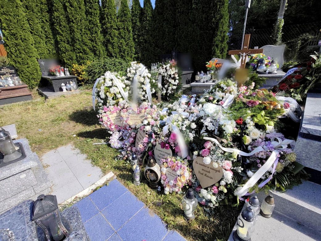 Morze kwiatów na grobie tragicznie zmarłego małżeństwa