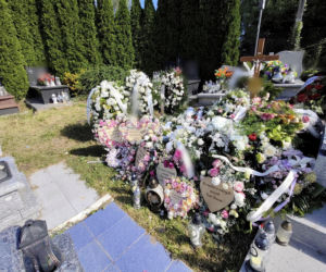 Morze kwiatów na grobie tragicznie zmarłego małżeństwa