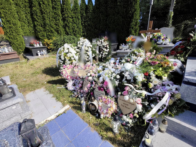 Morze kwiatów na grobie tragicznie zmarłego małżeństwa