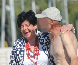 Półnadzy faceci podrywają posłankę Senyszyn na plaży