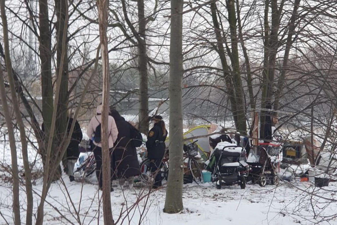Karczemna awantura w obronie matki, która mieszkała z dwulatką w namiocie. "Słów mi brak na bezdusznych urzędasów"