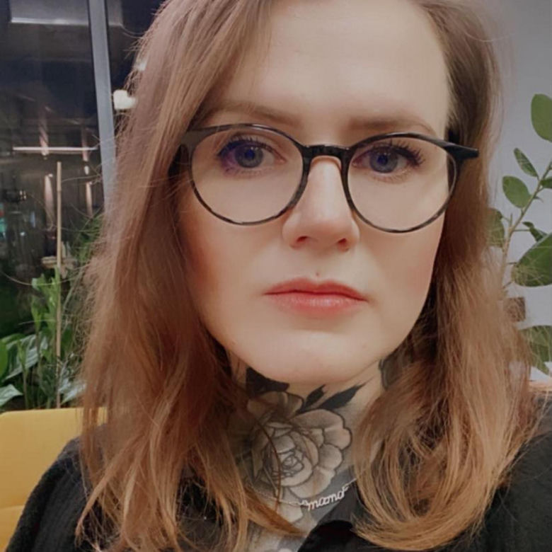 Karolina Opolska nową prowadzącą w TVP Info. Uwagę przykuwa ogromny tatuaż na szyi