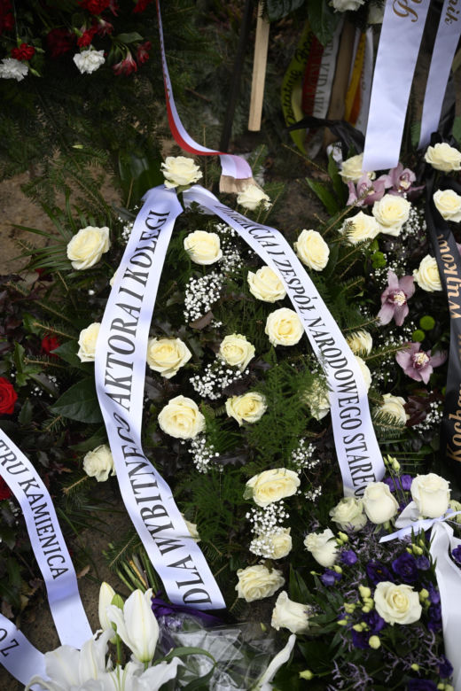 Wieńce na pogrzebie Edwarda Linde-Lubaszenki. Żałobnicy pożegnali artystę pięknymi kwiatami