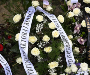 Wieńce na pogrzebie Edwarda Linde-Lubaszenki. Żałobnicy pożegnali artystę pięknymi kwiatami